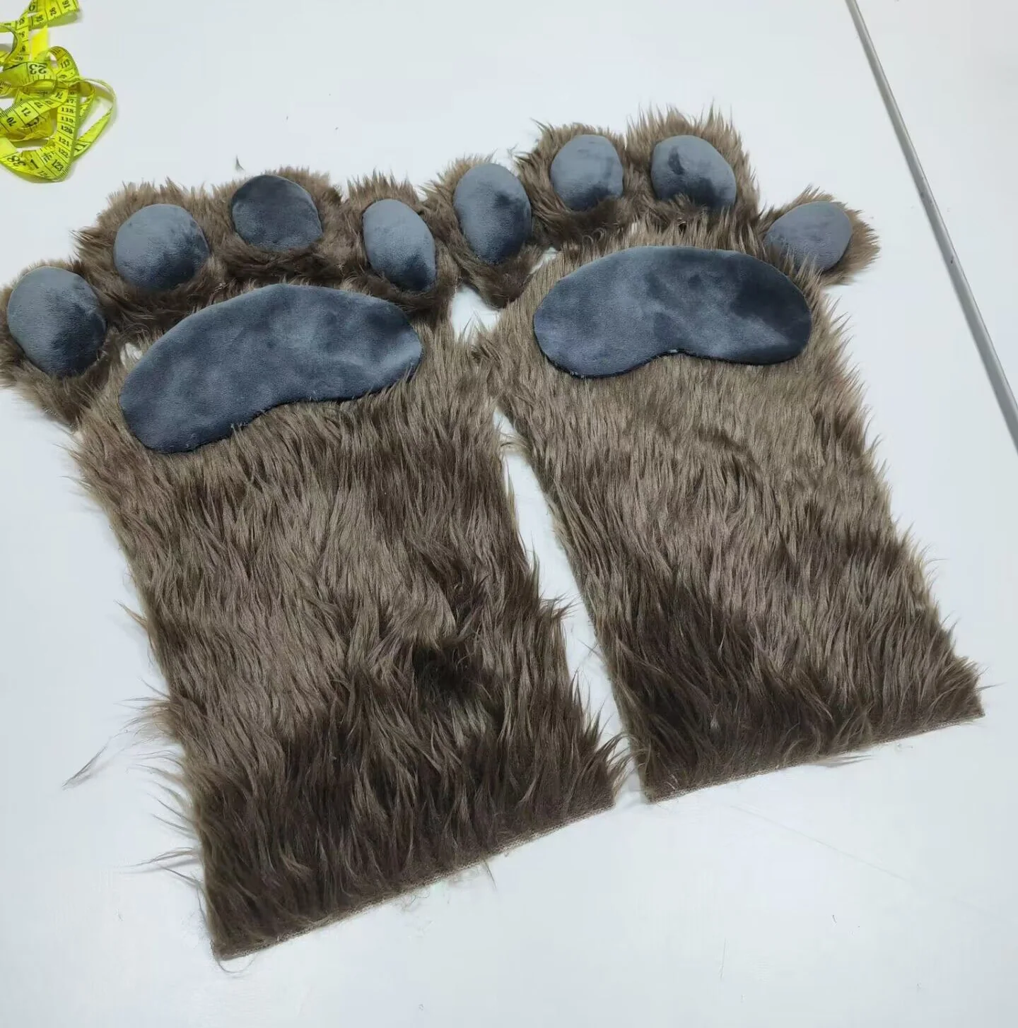 已缝好的棕色毛绒手爪与灰色爪垫
