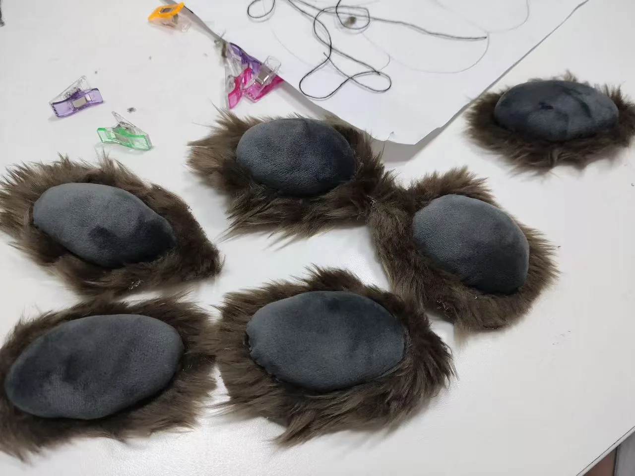 分开制作的毛绒指垫零件