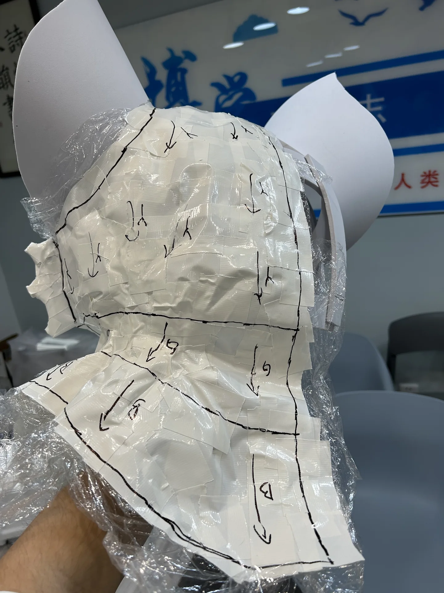 茸磺头部背面的胶带版型与颈部标记