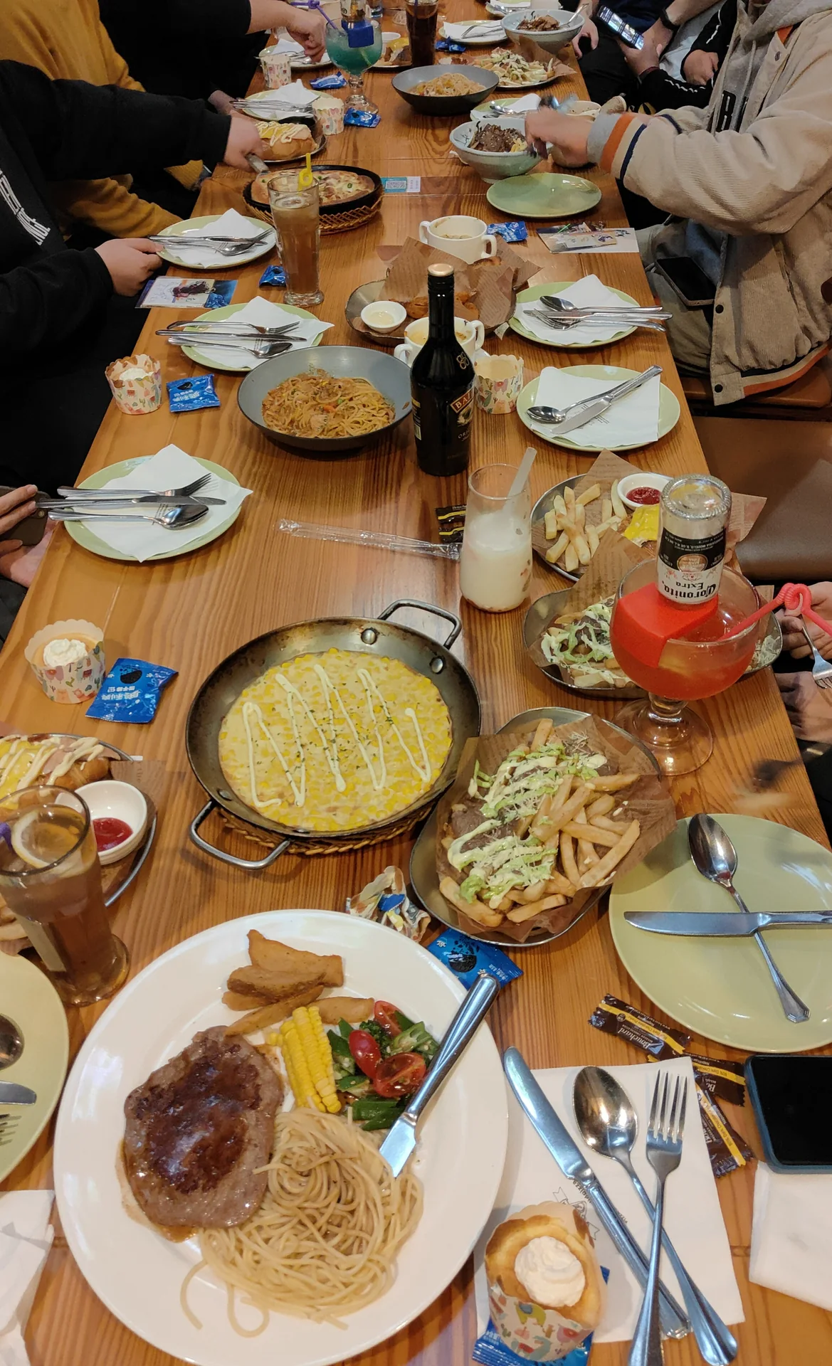 圣诞聚餐铺满食物的长桌